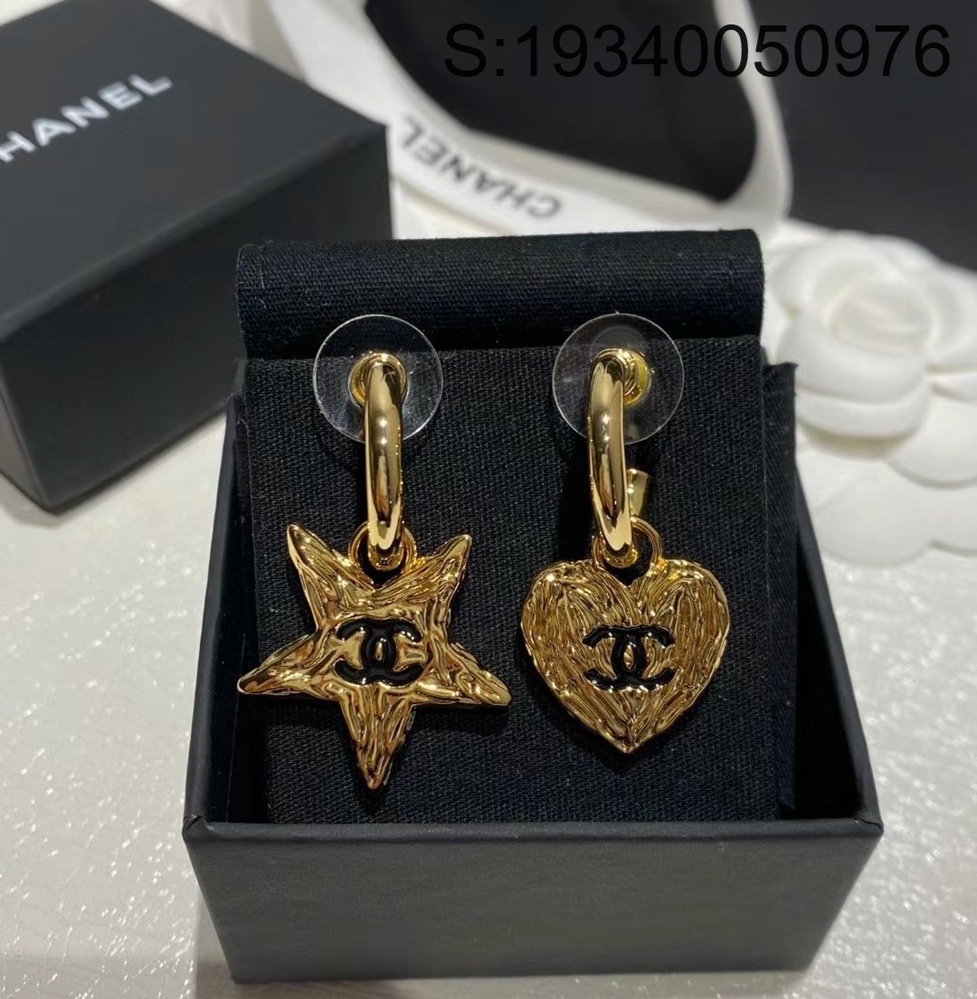 AGG 디올 CC 하트 별 언발 귀걸이 골드 Dior
