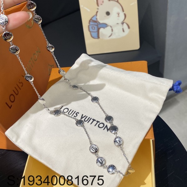 AGG 루이비통 Studs 목걸이...