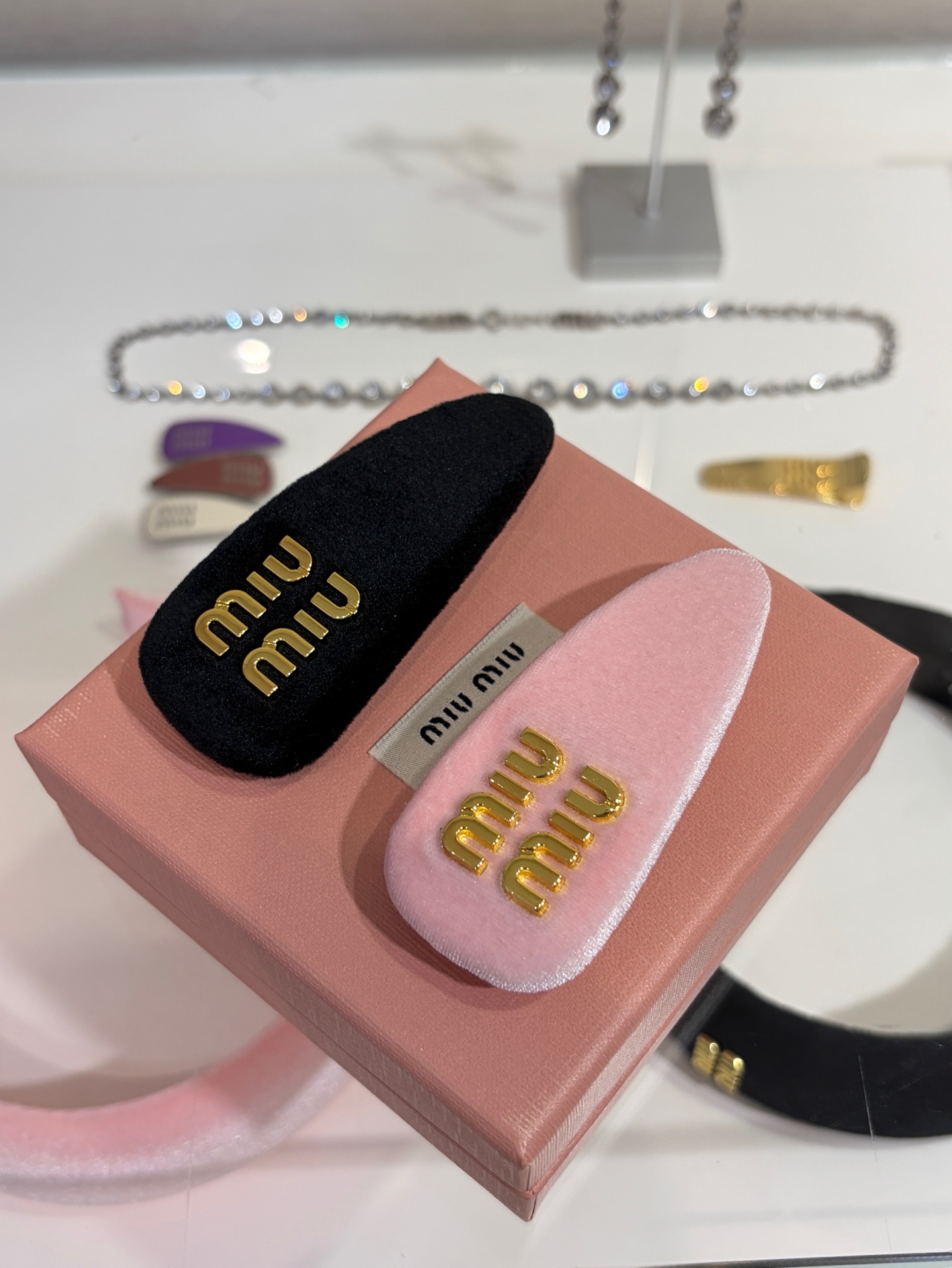 AGG MIU MIU 미우미우 골드 로고 벨벳 헤어밴드 (핑크, 블랙)